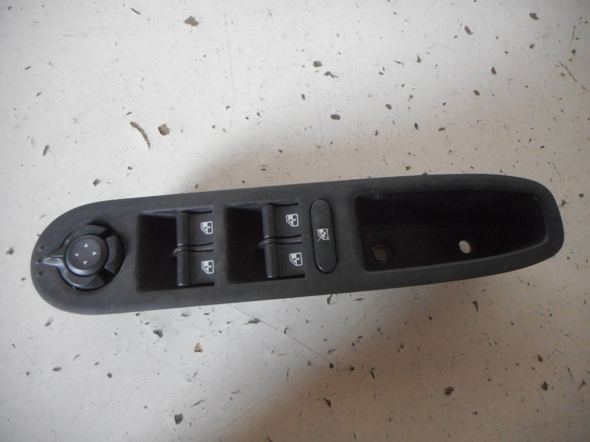 Interruttore alzacristalli porta ant.